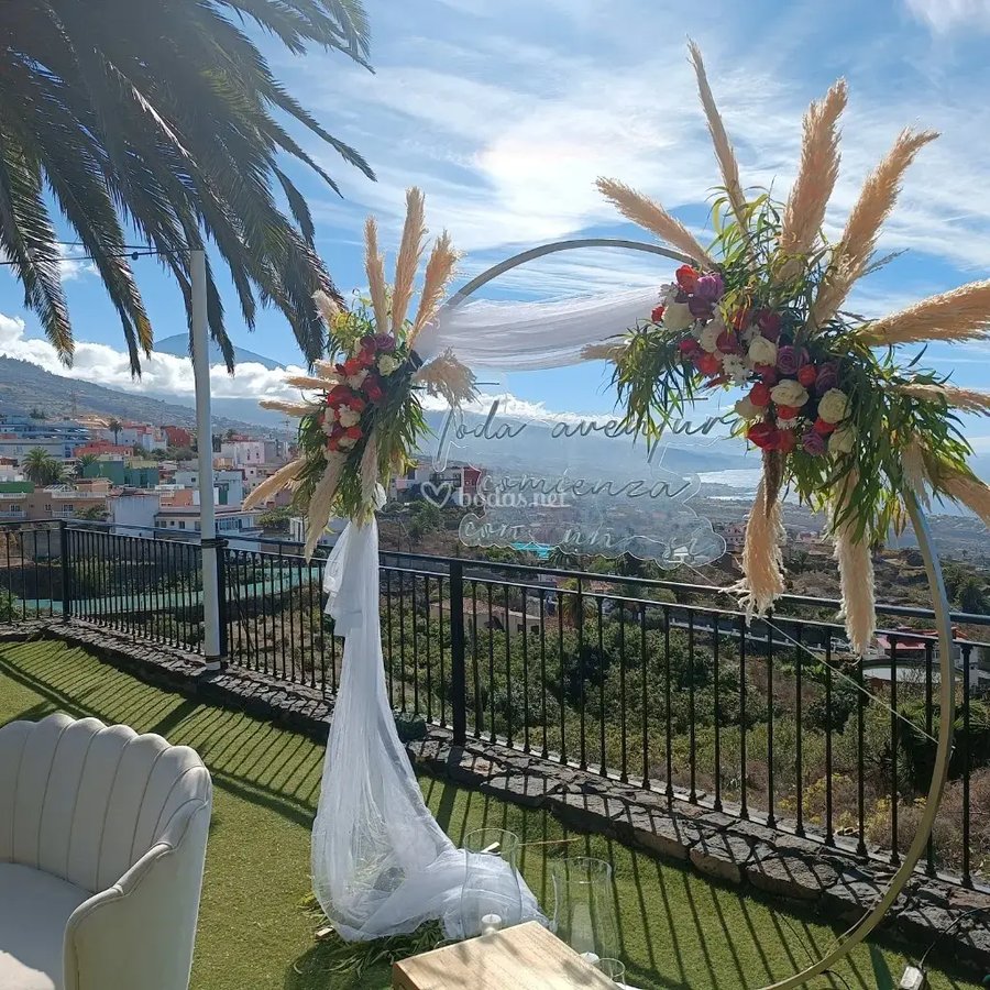 Arco de ceremonia con pampas y vistas al mar