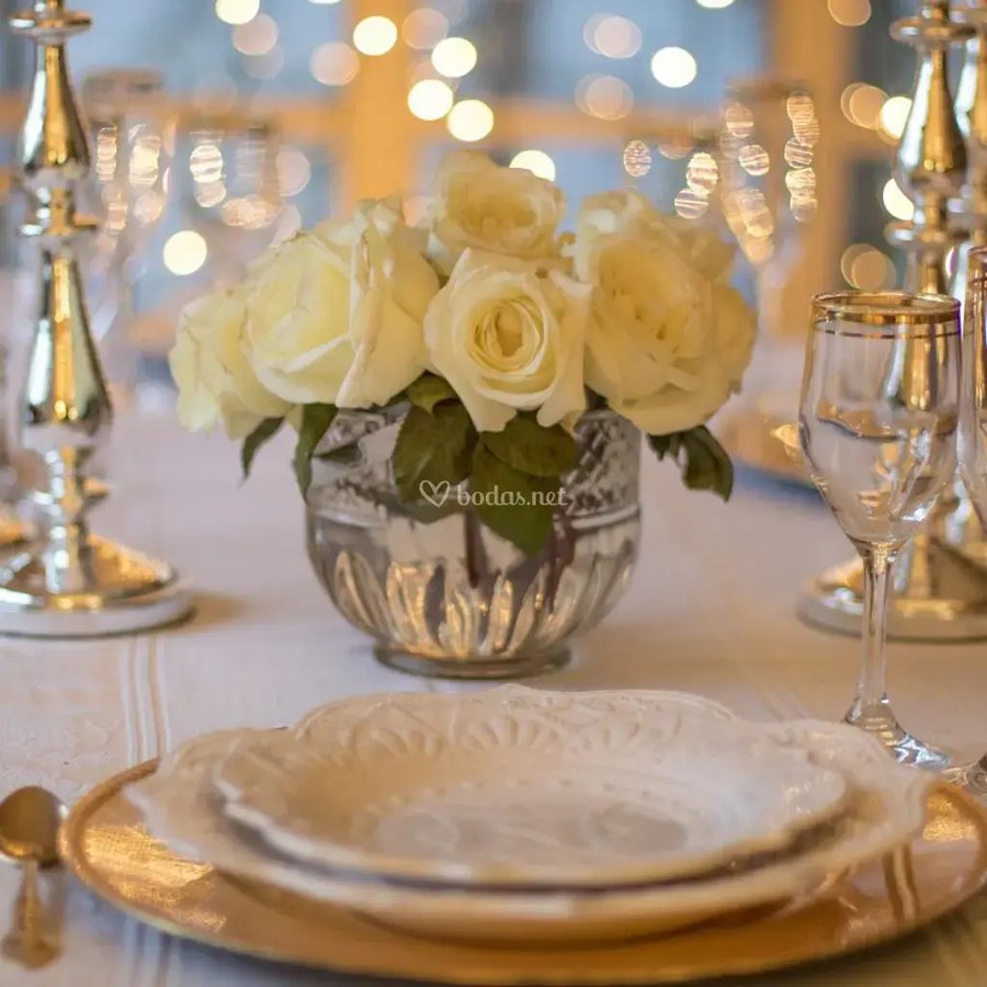 Centro de mesa con velas y rosas