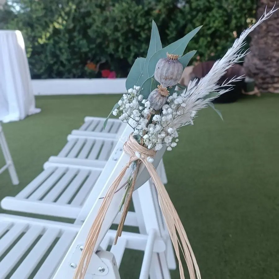 Detalle de flores secas en silla de ceremonia