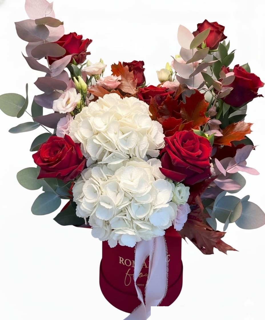 Caja granate con rosas rojas y hortensia blanca