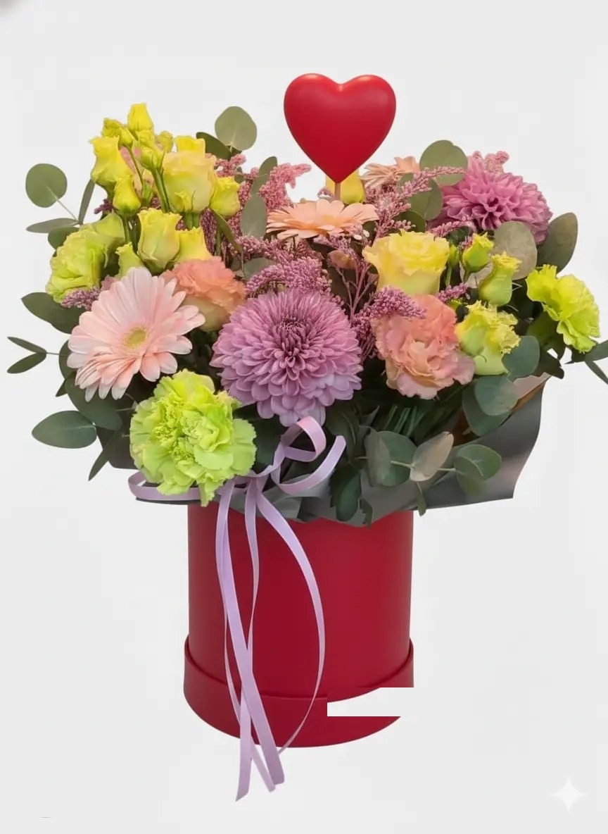 Caja roja con flores multicolor y corazón decorativo