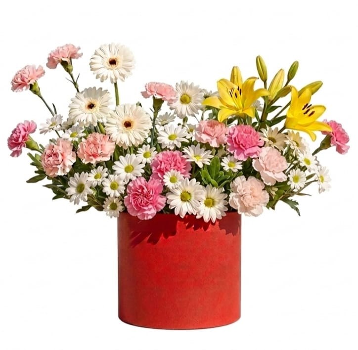 Caja roja con margaritas, claveles rosas y lirios amarillos