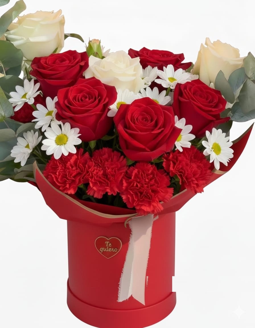 Caja roja con rosas rojas, blancas y margaritas, detalle Te Quiero