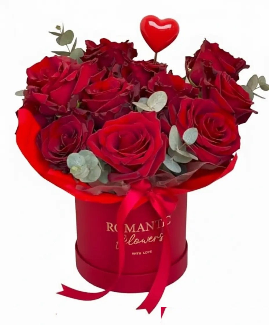 Caja roja con rosas rojas y corazón decorativo