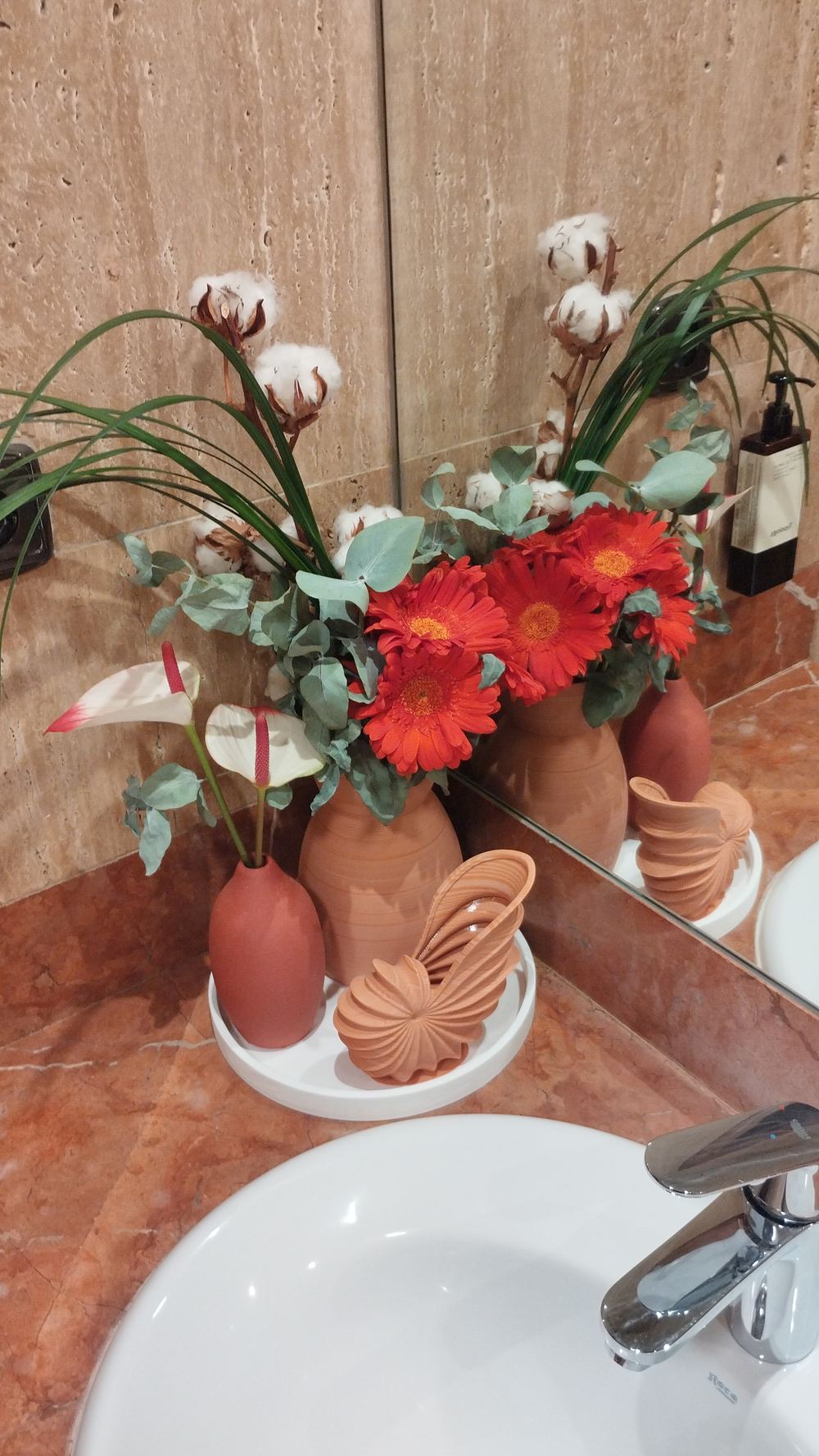 Jarrones 3D con gerberas rojas en hotel