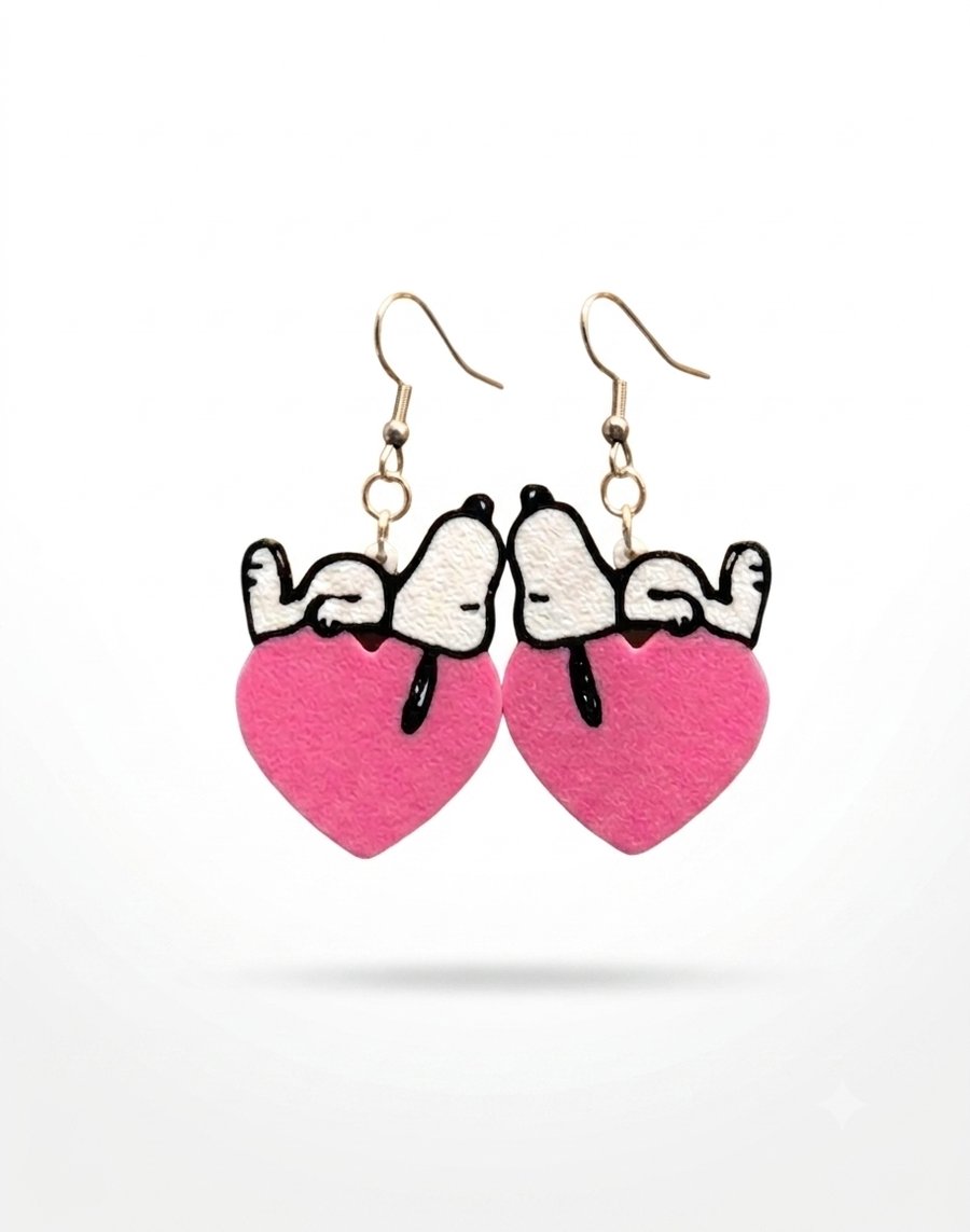 Pendientes 3D Snoopy sobre corazón, detalle artesanal