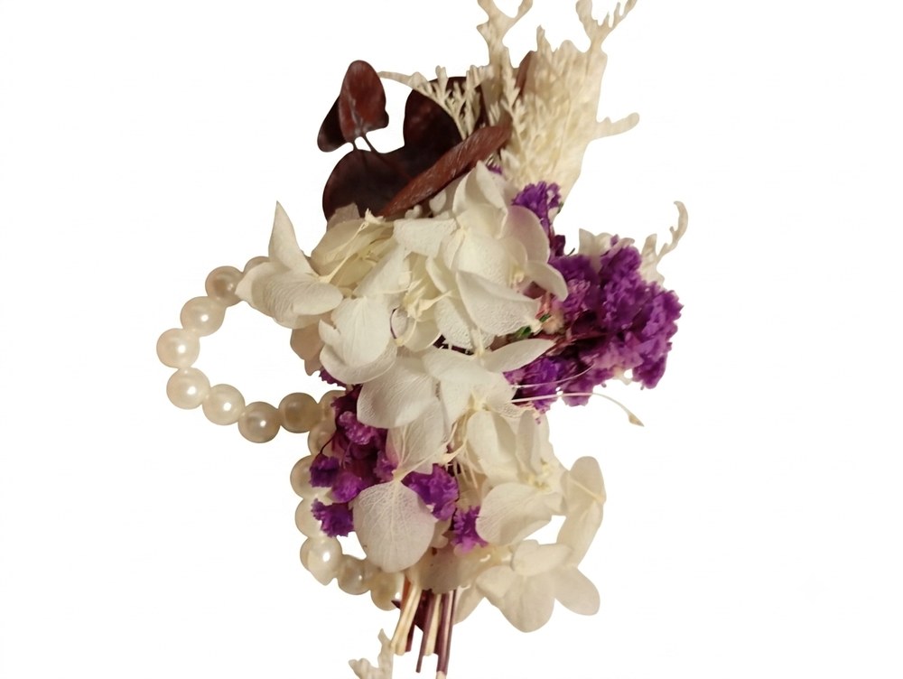 Pulsera de flor preservada blanca y morada con perlas