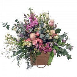 Ramo de autor en bolsa kraft con flores rosa y lila