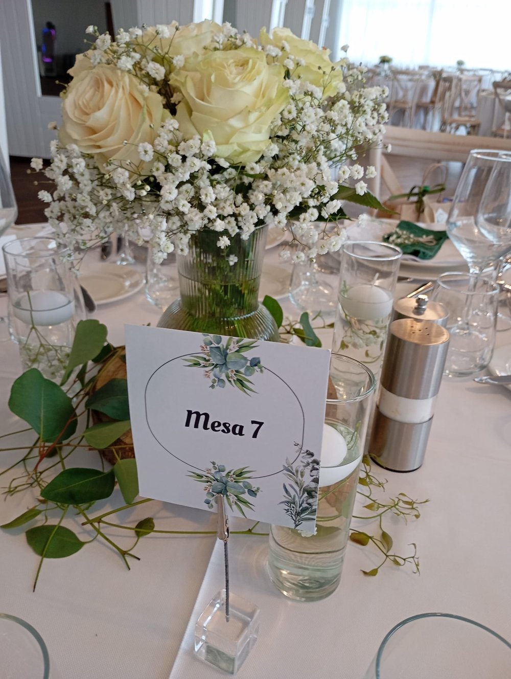 Centro de rosas blancas con marcador Mesa 7