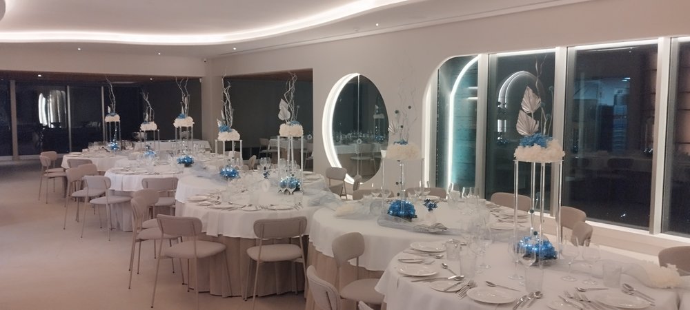 Salón de banquetes decorado con centros florales